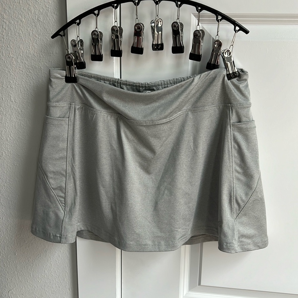 Medium tennis skirt with shorts built in